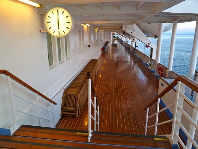 Cubierta de Paseo con los botes salvavidas (Promenade Deck) CRUCEROS CELESTYAL CRUISES GRECIA CRUCEROS BARATOS LOUIS CRUISES CRUCEROS ECONOMICOS GRECIA GREEK ISLAND CRUISES LOUIS CRUISES CRUCEROS GRECIA OFERTA CRUCEROS BARATOS